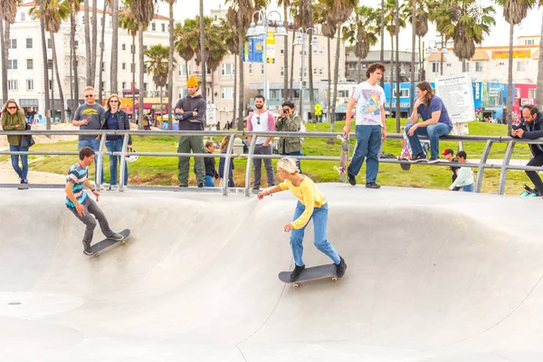 LOS ÁNGELES, CALIFORNIA, Estados Unidos - 11 de mayo de 2019: Rampas de hormigón y palmeras en el popular parque de skate de playa de Venecia en Los Ángeles, California — Foto de Stock