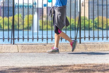 New York, ABD-15 Mayıs, 2019: Jogger New York 'ta Central Park rezervuar boyunca çalışan. Central Park, yıl boyunca aktif insanlarla doludur..