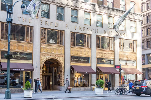 NUEVA YORK, USA - 17 MAY, 2019: Tommy Bahama exterior store sign and logo. Tommy Bahama es un fabricante con sede en Seattle de ropa casual, para hombre y mujer. — Foto de Stock