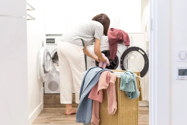 Kadın yükleme kirli giysiler Içinde çamaşır makinesi Içinde yıkama Için modern yardımcı Oda — Stok fotoğraf