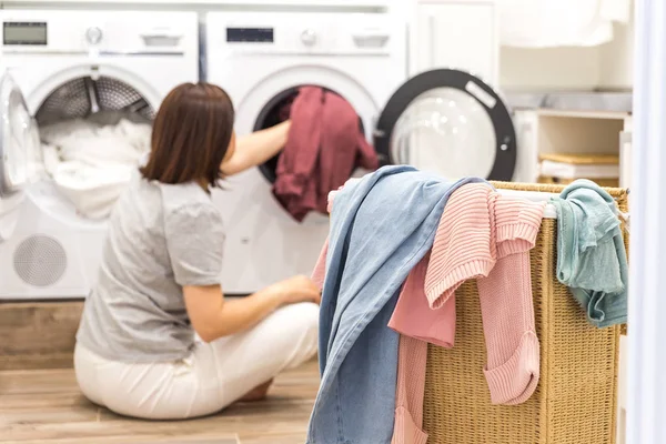 Nő betöltése piszkos ruhák a mosógép a mosó-modern Utility szoba — Stock Fotó