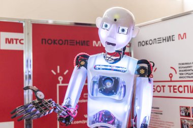Stavropol, Rusya-6 Nisan 2019: modern promo robot, Stavropol, Rusya 'da teknoloji sergisi