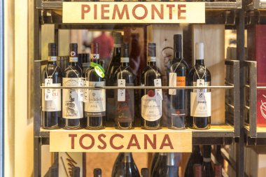 Bologna, Italya-Mayıs 01, 2018: şaraphane dükkanı. Bologna bir şarap dükkanında içinde şarap mağazası raflar