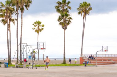 Los Angeles, ABD-11 Mayıs, 2019: Los Angeles Venedik Plajı okyanus cephesi yürüyüş. Kaliforniya 'da ünlü plaj
