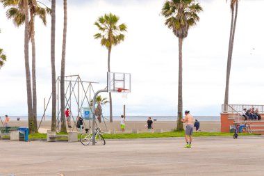Los Angeles, ABD-11 Mayıs, 2019: Los Angeles Venedik Plajı okyanus cephesi yürüyüş. Kaliforniya 'da ünlü plaj
