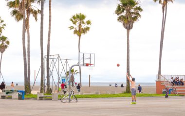 Los Angeles, ABD-11 Mayıs, 2019: Los Angeles Venedik Plajı okyanus cephesi yürüyüş. Kaliforniya 'da ünlü plaj
