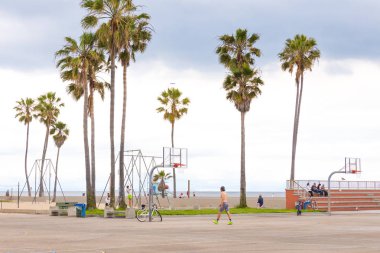 Los Angeles, ABD-11 Mayıs, 2019: Los Angeles Venedik Plajı okyanus cephesi yürüyüş. Kaliforniya 'da ünlü plaj