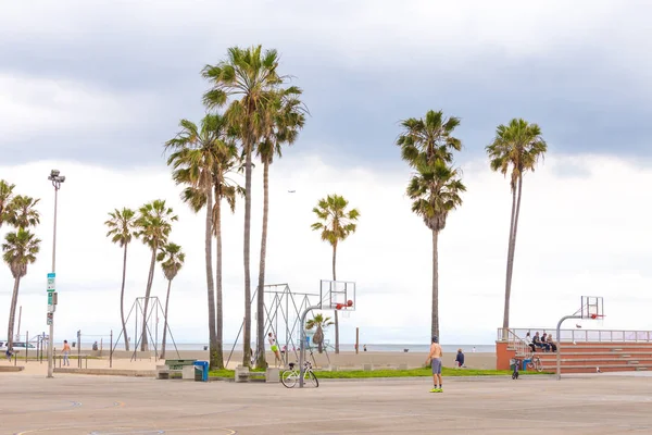 Los Angeles, Verenigde Staten-11 mei, 2019: Ocean Front Walk van Venice Beach in Los Angeles. Beroemd strand in Californië — Stockfoto