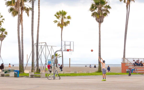 Los Angeles, USA-11 maja, 2019: Ocean Front spacer Venice Beach w Los Angeles. Słynna plaża w Kalifornii — Zdjęcie stockowe