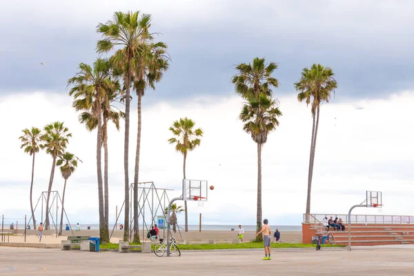 Los Angeles, Verenigde Staten-11 mei, 2019: Ocean Front Walk van Venice Beach in Los Angeles. Beroemd strand in Californië — Stockfoto