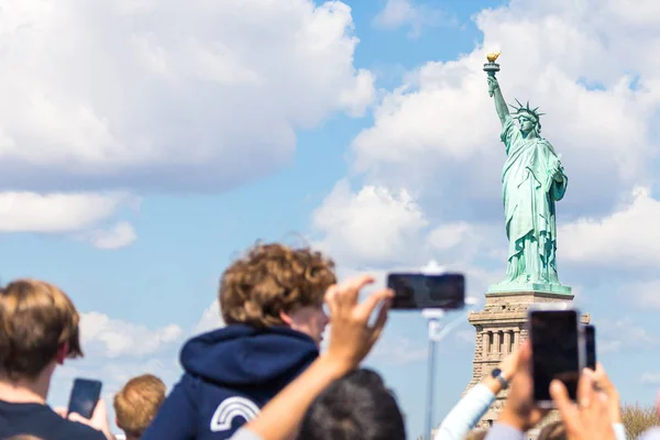 People make photo of the Statue of Liberty, New York City, NY, USA — Stock Photo, Image