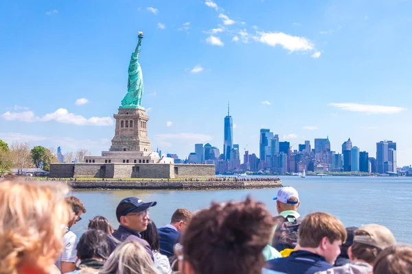 NEW YORK, USA - MAY 16, 2019: People make photo of the Statue of Liberty, New York City, NY, USA — Stock Photo, Image