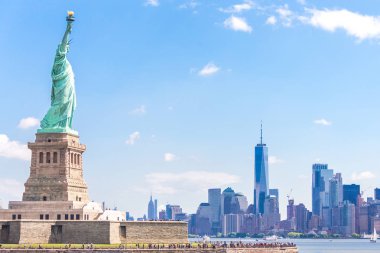 Mavi gökyüzü üzerindeki Özgürlük Heykeli'nin yakın görünümü