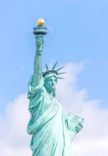Vista próxima da Estátua da Liberdade sobre o céu azul — Fotografia de Stock