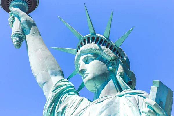 Nahaufnahme der Freiheitsstatue über blauem Himmel — Stockfoto