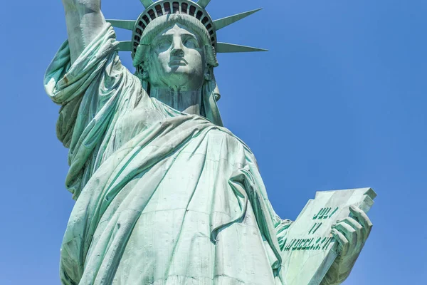 Close view of the Statue of Liberty over blue sky — Stock Photo, Image