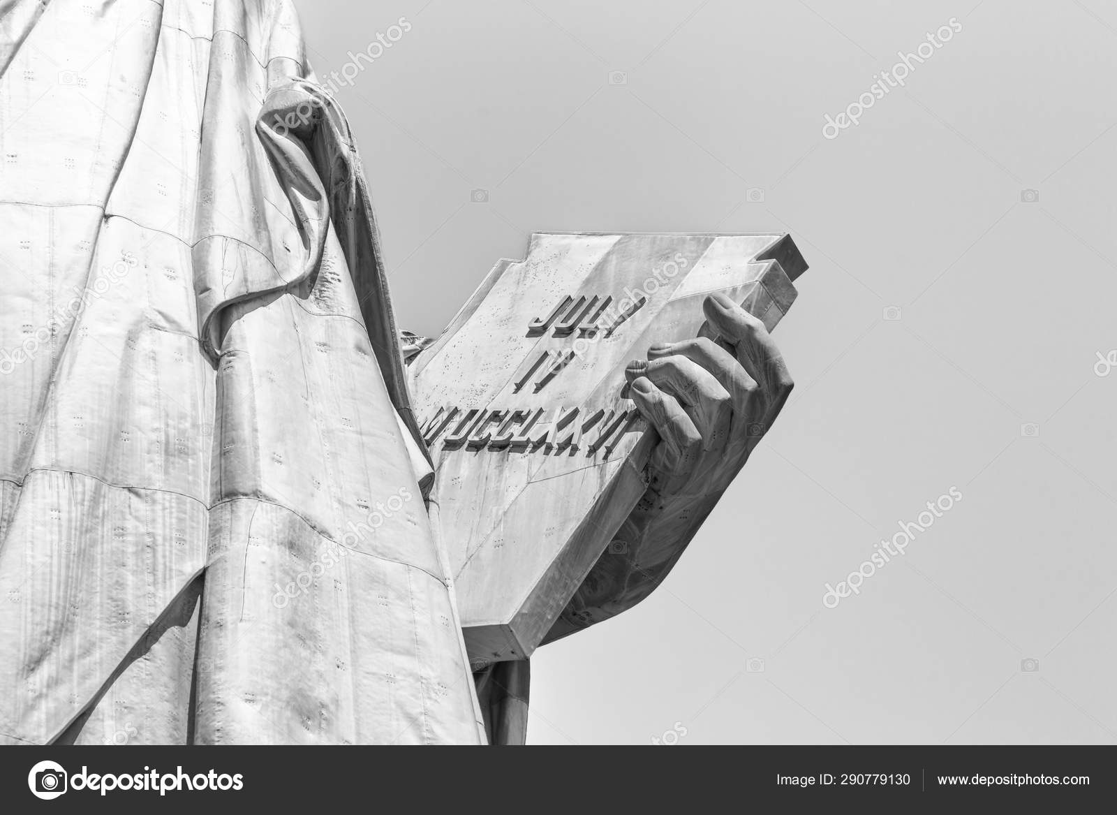 Statua della Libertà, mano sinistra porta tabula ansata incisa in numeri  romani con LUGLIO IV MDCCLXXVI — Foto stock di © mariakray #290779130, image size:1600x1167