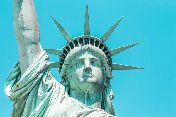 Vista próxima da Estátua da Liberdade sobre o céu — Fotografia de Stock