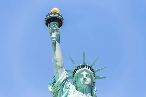 Vista próxima da Estátua da Liberdade sobre o céu azul — Fotografia de Stock