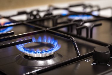 Evde gaz sobası brülör üzerinde mavi alevler