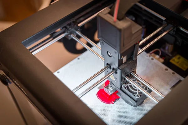 Moderne 3D-printer afdrukken kleine rode figuur, close-up uitzicht van bovenaf — Stockfoto