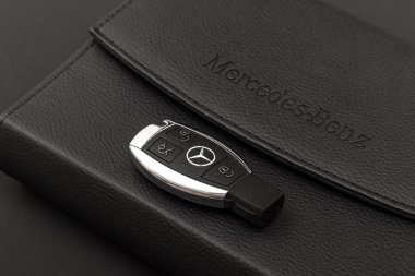 Rusya, Moskova - 02 Aralık 2018: Mercedes Benz anahtar ile bir siyah deri cüzdan