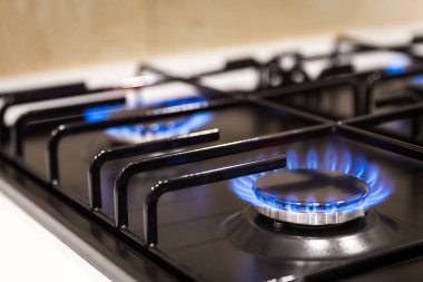 Evde gaz sobası brülör üzerinde mavi alevler