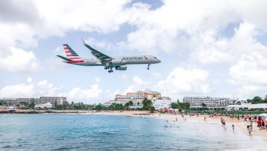 Philipsburg, Sint Maarten - 13 Aralık 2016: Ticari bir uçak Princess Juliana Havaalanı onlooking seyirci yukarıda Maho kumsalda yaklaşımlar.