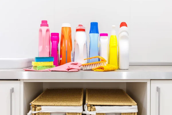 Çamaşır odasında masadaki eşyaların temizlenmesi — Stok fotoğraf