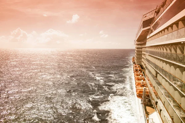 Widok z boku statku wycieczkowego na niebieskim tle nieba z miejsca kopiowania, pomarańczowy odcień — Zdjęcie stockowe