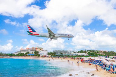 Philipsburg, Sint Maarten - 13 Aralık 2016: Ticari bir uçak Princess Juliana Havaalanı onlooking seyirci yukarıda Maho kumsalda yaklaşımlar.