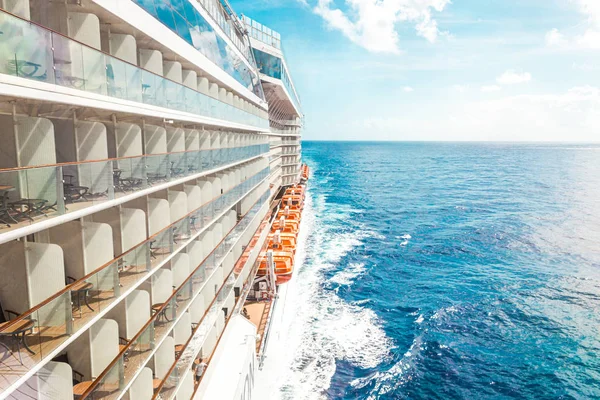 Zijaanzicht van het cruiseschip op de blauwe hemel achtergrond met Kopieer ruimte, blauwe Toon — Stockfoto