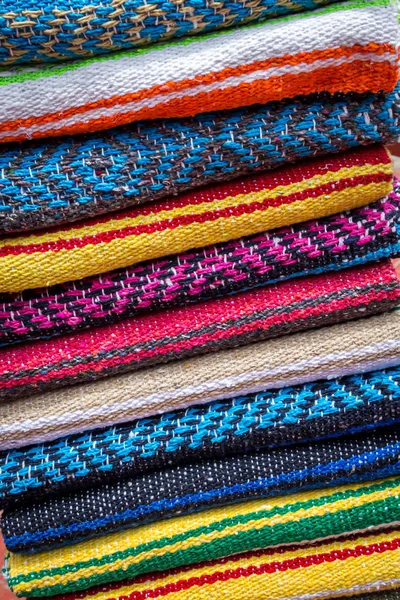 Kleurrijke Gestreepte wollen tapijten verkopen op straat — Stockfoto