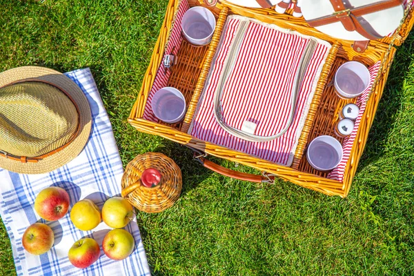 Utsikt från ovan på picknickkorg på grön solig gräsmatta i parken — Stockfoto