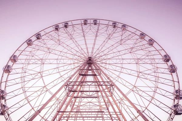 Silhouette of Ferris wheel on the background of blue sky — Stock Photo, Image