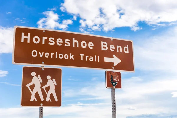Horseshoe Bend signe pointant pour donner sur le sentier — Photo