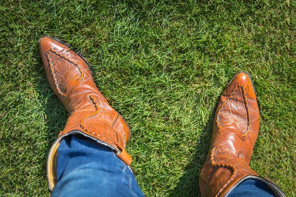 Pessoa que usa jeans e botas de cowboy, vista de cima — Fotografia de Stock