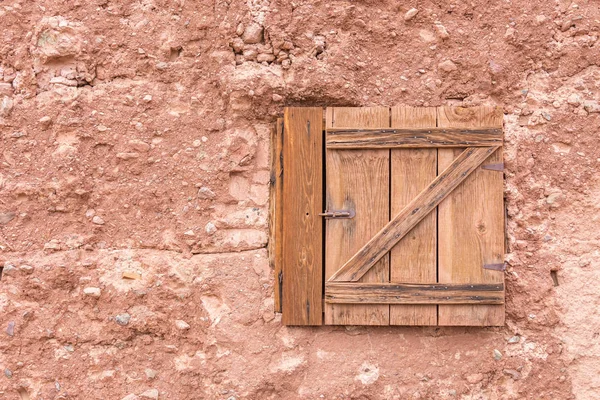 コピースペース付きの石垣に古い小さな閉じた木製の窓 — ストック写真