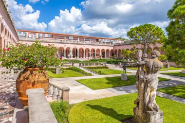 Sarasota, Abd - 03 Eylül: 03 Eylül 2014 tarihinde Sarasota, ABD'de Ringling Müzesi kompleksi. 1924 yılında sirk patronu John Ringling tarafından inşa edilmiştir..