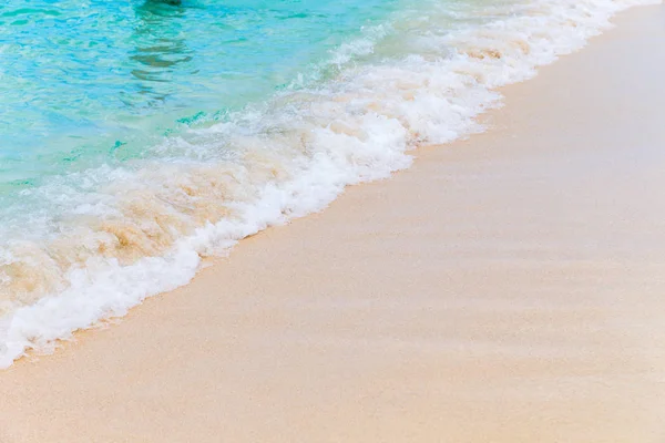 Soft Blue Ocean Wave sulla spiaggia di sabbia. Sfondo con spazio di copia. Focus selettivo . — Foto Stock