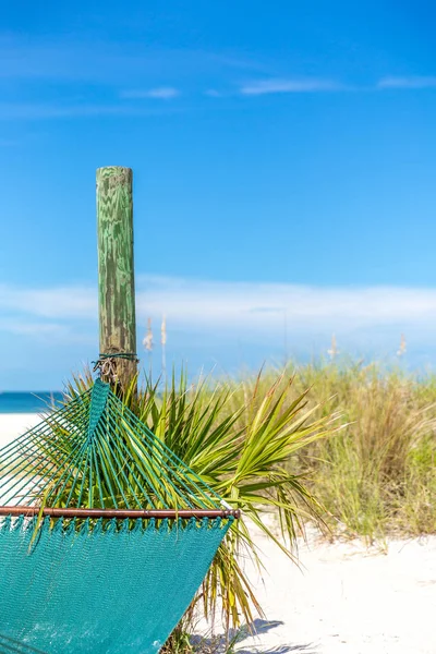 Nyári strand pihenjen üres függőágy és óceáni háttér a trópusi strandon, nyaralás koncepció — Stock Fotó