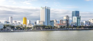 Da Nang,Vietnam - 05 Ocak 2019 : Han Nehri boyunca güzel bir koyda gökdelenler ve güzel mimari köprüler ile Da Nang şehir panoraması