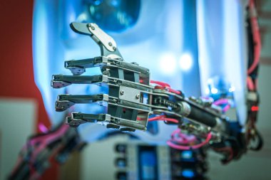 Makine parçasından yapılmış metalik robot eli