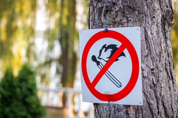 Geen wedstrijd Fire teken. Rode cirkel met gekruiste wedstrijd. Wazig Park Natuur achtergrond. Verbod om brand te verlichten — Stockfoto