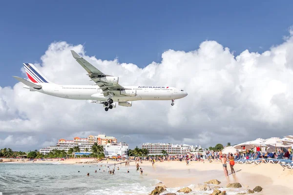 Philipsburg, Sint Maarten - 13 December 2016: Ett kommersiellt flygplan närmar sig Princess Juliana airport ovanför våra åskådare på Maho beach. — Stockfoto