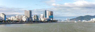 Da Nang,Vietnam - 05 Ocak 2019 : Han Nehri boyunca güzel bir koyda gökdelenler ve güzel mimari köprüler ile Da Nang şehir panoraması