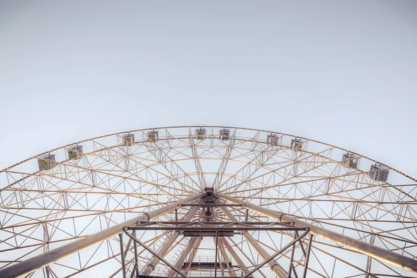 Silhueta de roda gigante no fundo do céu azul — Fotografia de Stock