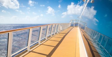 Güneşli bir günde bir Cruise gemisinde boş açık güverte
