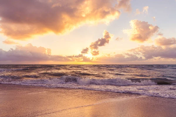 Bella nuvola costa sfondo. Cielo arancio ardente al tramonto. Incredibile alba sulla spiaggia di Miami. Tonalità arancione — Foto Stock