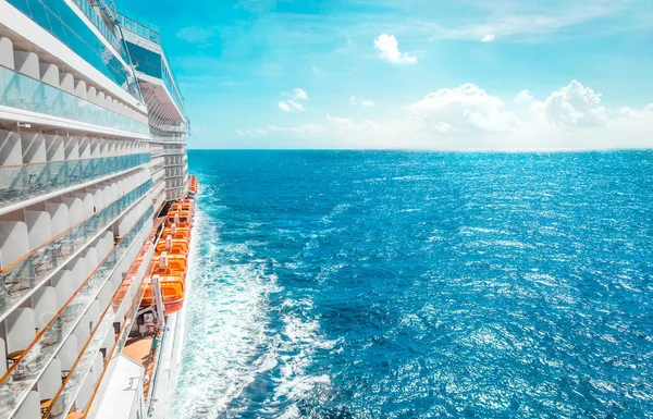 Side view of cruise ship on the blue sky background with copy space, blue tone — Stock Photo, Image
